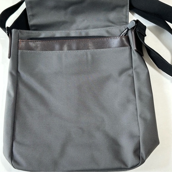 Derek Alexander Unisex Crossbody Tech Bag - Picture 3 of 11